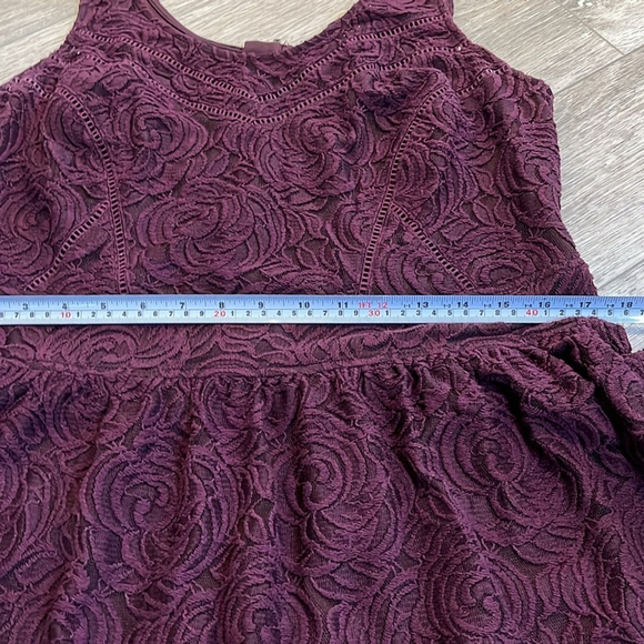 VINTAGE Sleeveless Lace Dress, Rose Motif, Burgundy Wine Merlot Plum, Size 12-14 - Picture 13 of 14